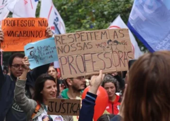 SP: professores municipais param e pressionam por reajuste salarial