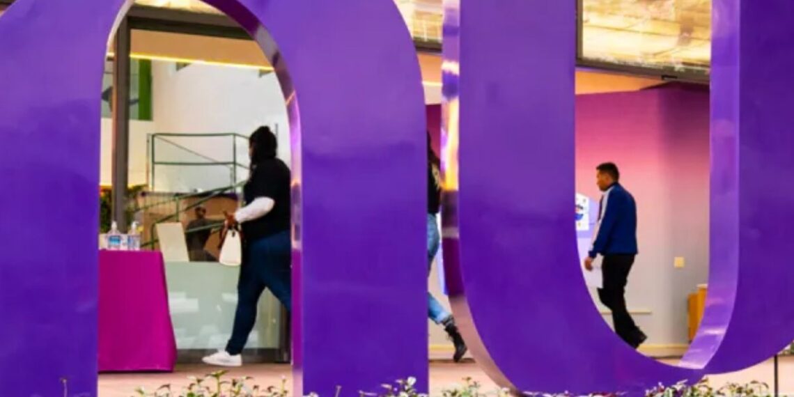 NU de Nubank em frente a um prédio da fintech