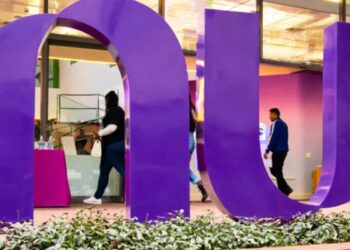 NU de Nubank em frente a um prédio da fintech