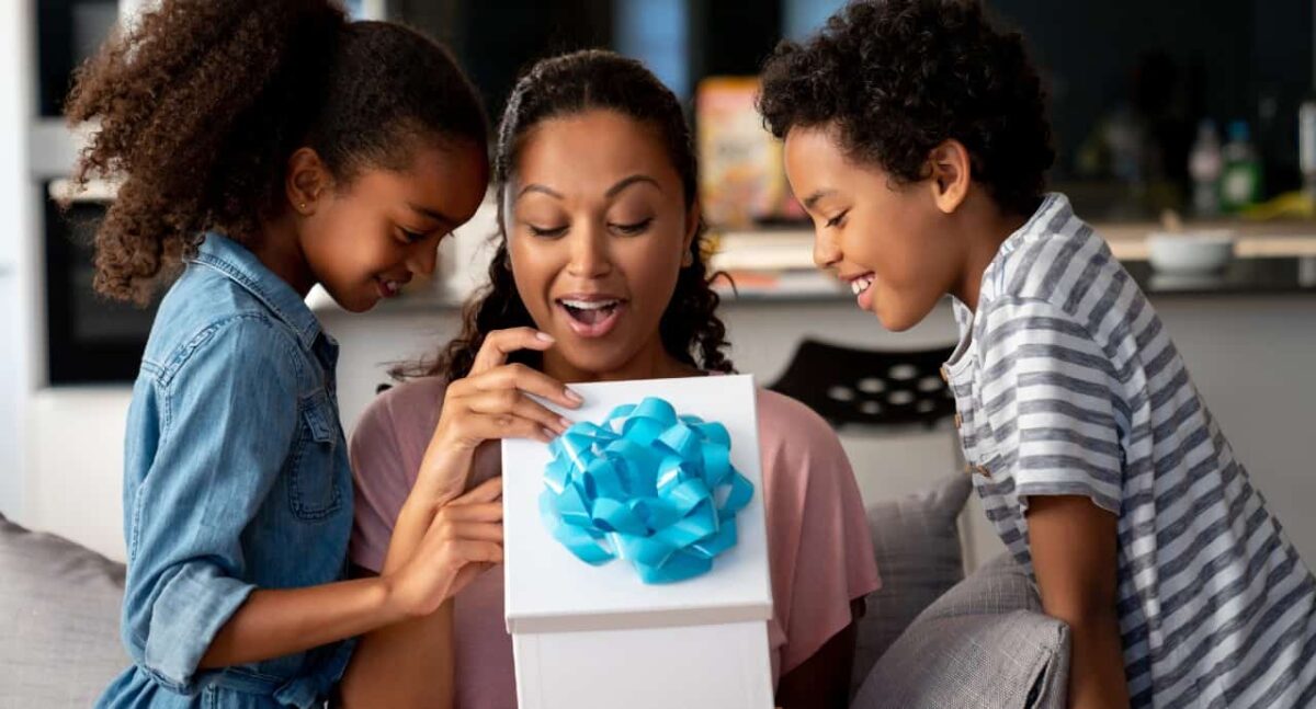 Presente de Dia das Mães: ideias até R$ 100 com cara de presente caro