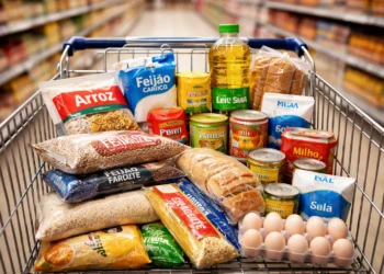 Cesta básica leva R$ 631 de quem ganha mínimo e aperta o bolso