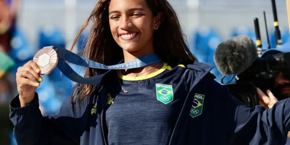 Rayssa Leal com a medalha olímpica