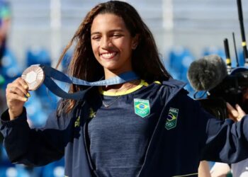 Rayssa Leal com a medalha olímpica