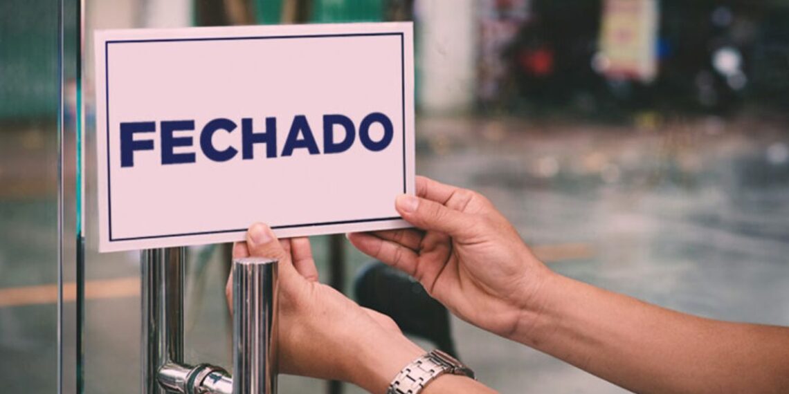 Porta fechada no dia de feriado