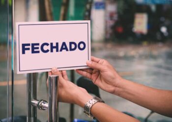 Porta fechada no dia de feriado