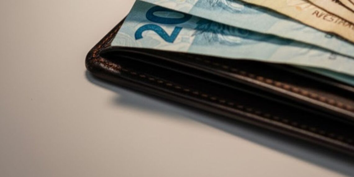 Notas de reais na carteira fechada