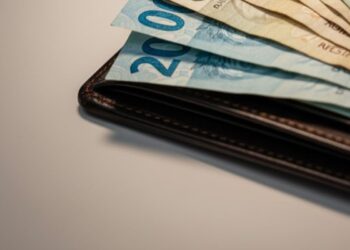 Notas de reais na carteira fechada