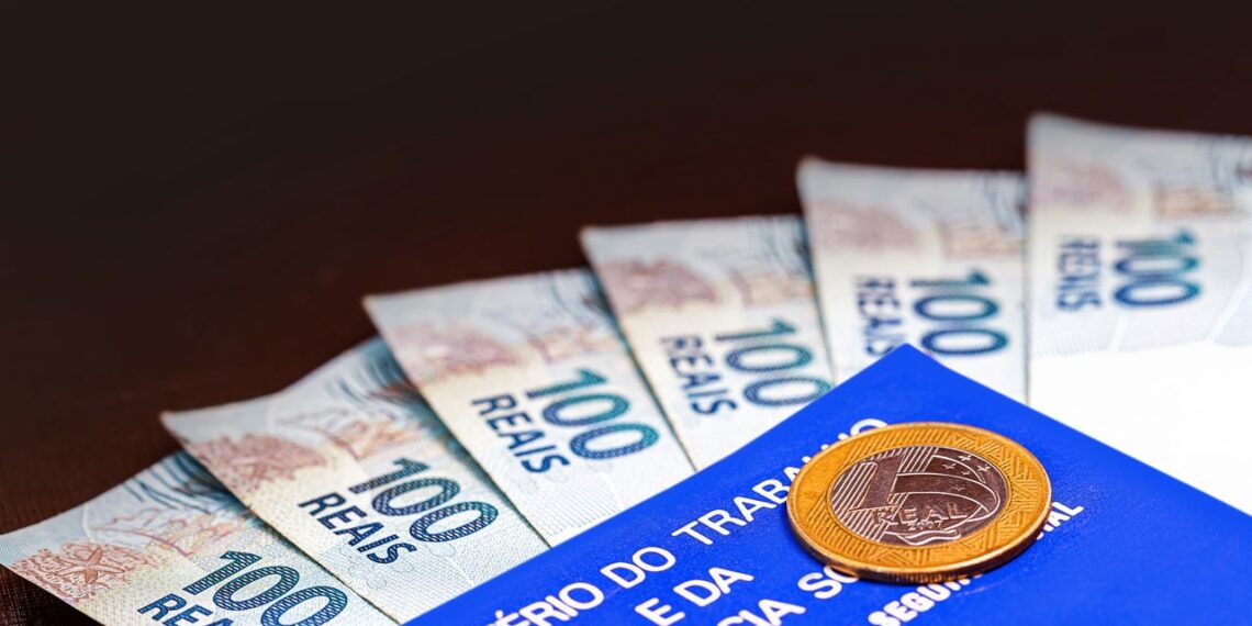 Jornada de trabalho cai para 40 horas e beneficia 40 mil trabalhadores brasileiros