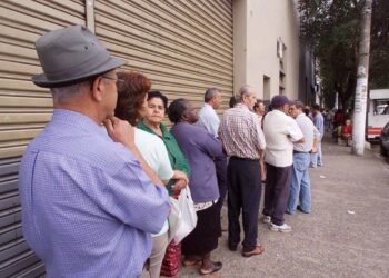 Idosos na fila antes de fazer a prova de vida
