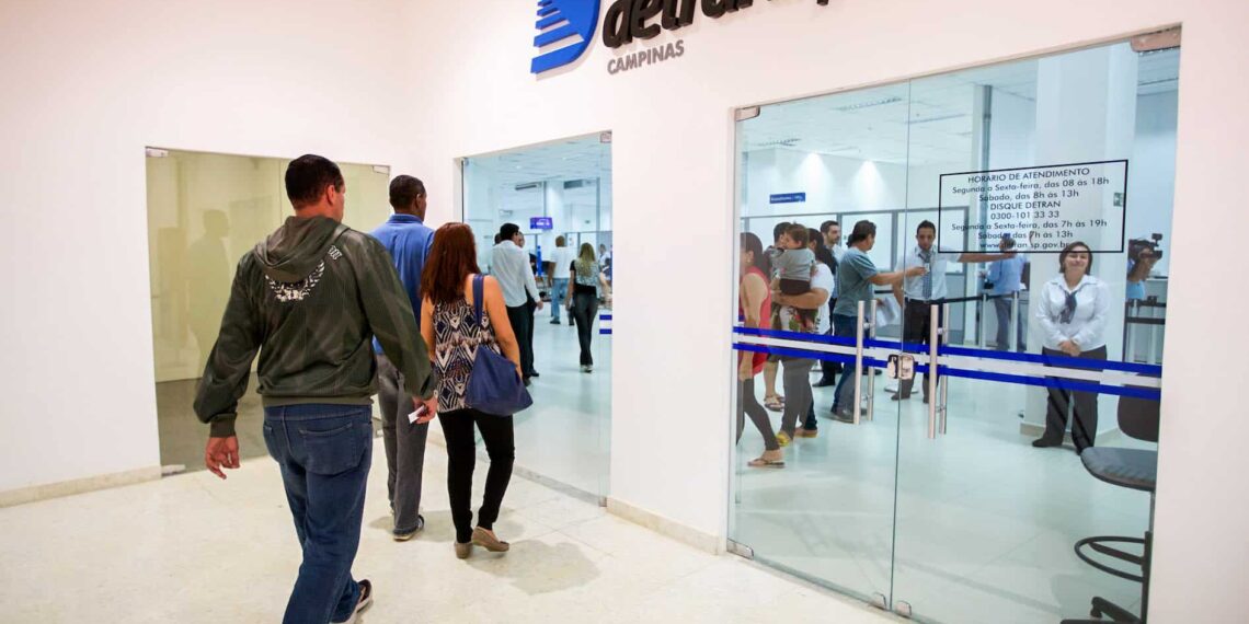 Lula pressiona e Detran-SP libera exame prático sem autoescola