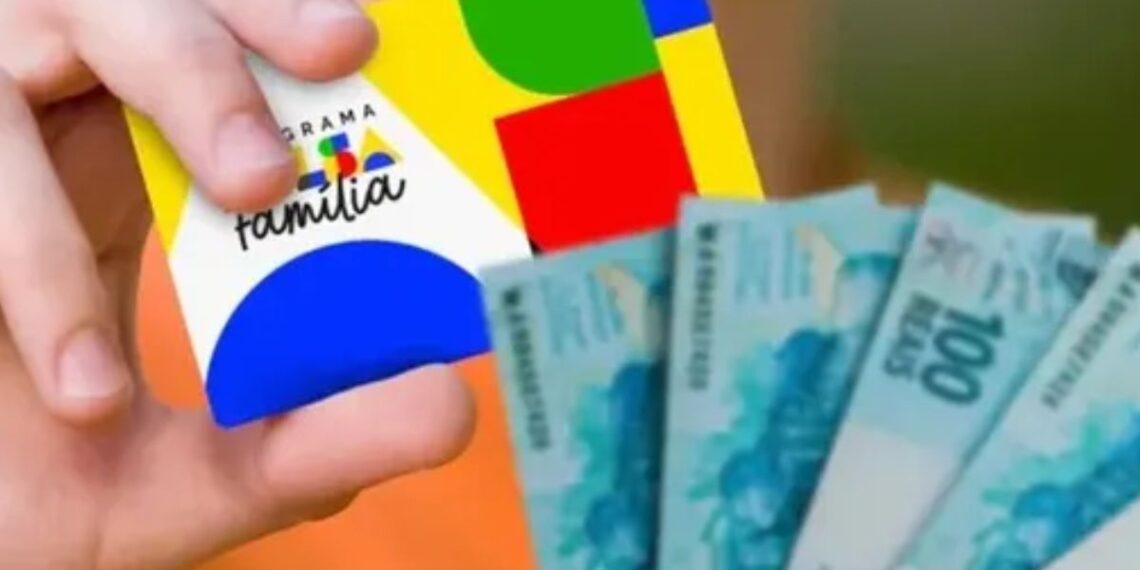 Cartão do Bolsa Família na mão de uma mãe
