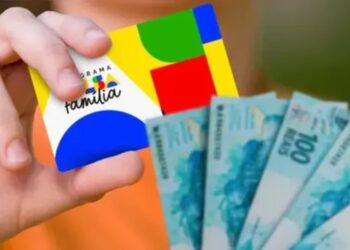 Cartão do Bolsa Família na mão de uma mãe