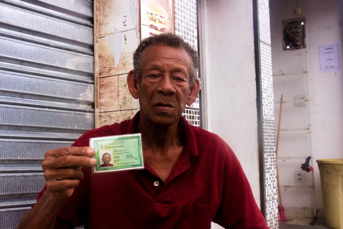 Nova lei entra em vigor e obriga idosos com mais de 60 anos a emitir novo documento; veja como fazer
