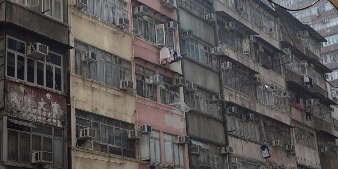 Brasileiro abandona o país e paga só R$ 30 de aluguel: "minha casa é moderna. Tem ar-condicionado e tudo está novinho"