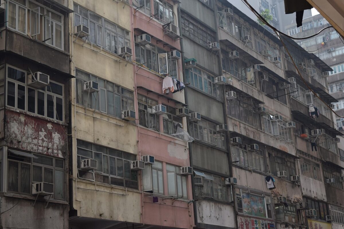 Brasileiro abandona o país e paga só R$ 30 de aluguel: "minha casa é moderna. Tem ar-condicionado e tudo está novinho"