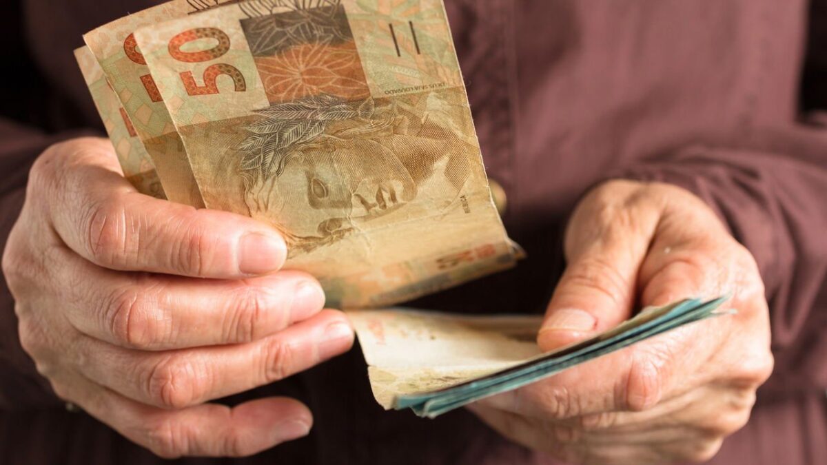 Idade para isenção do Imposto de Renda: Quando você vai deixar de pagar R$ 490 por mês