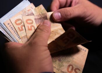 Salário mínimo chega a R$ 1.717 e altera pagamentos em todo o Brasil
