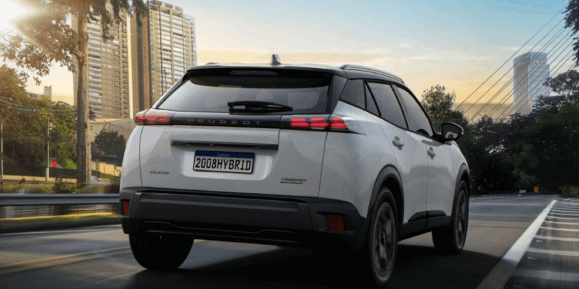 Peugeot 2008 GT Hybrid 2026 na estrada