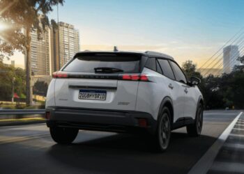 Peugeot 2008 GT Hybrid 2026 na estrada