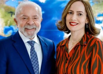 Lula e a nova presidente do INSS. — Foto: Ricardo Stuckert/ Presidência da República