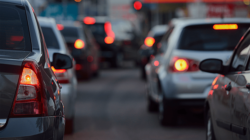 Seu carro tem essas letras na placa? Você pode garantir revisões grátis e economia de R$ 1,7 mil