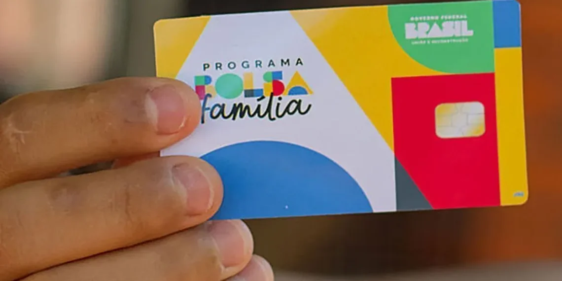 Por que quem trabalha continua recebendo o Bolsa Família? Entenda as regras ATUALIZADAS