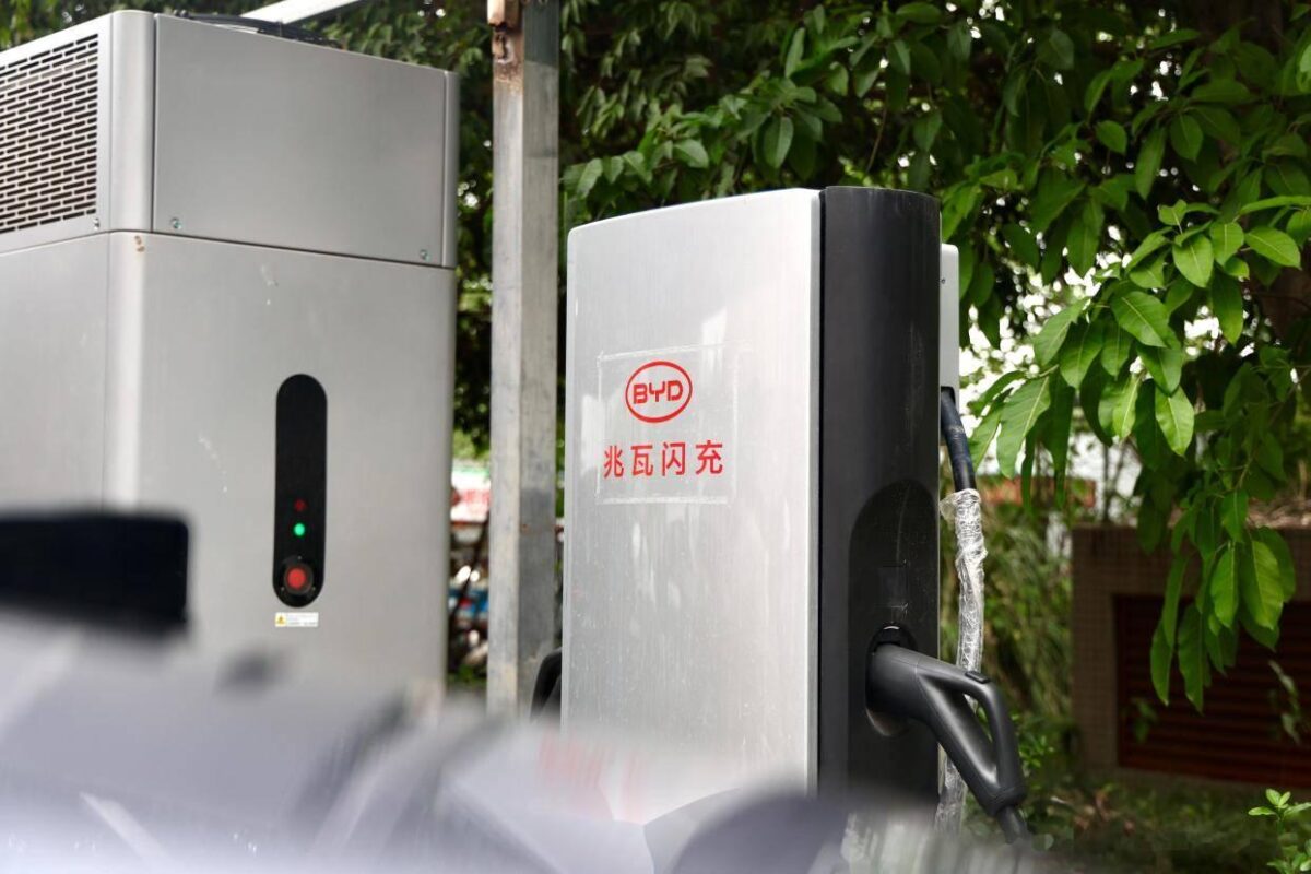 RECARGA EM 9 MINUTOS: BYD chega com 1.000 pontos no Brasil e pode mudar o custo do carro elétrico