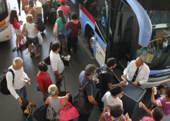 Bolsa Família trava pagamento após 29/05; nova regra nos ônibus barra quem não tiver documento em dia