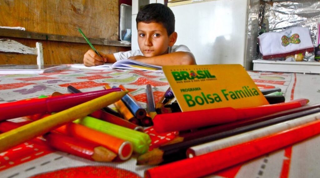 Bolsa Família aperta fiscalização e ameaça bloquear benefícios extras por causa da escola
