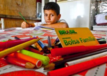 Bolsa Família aperta fiscalização e ameaça bloquear benefícios extras por causa da escola