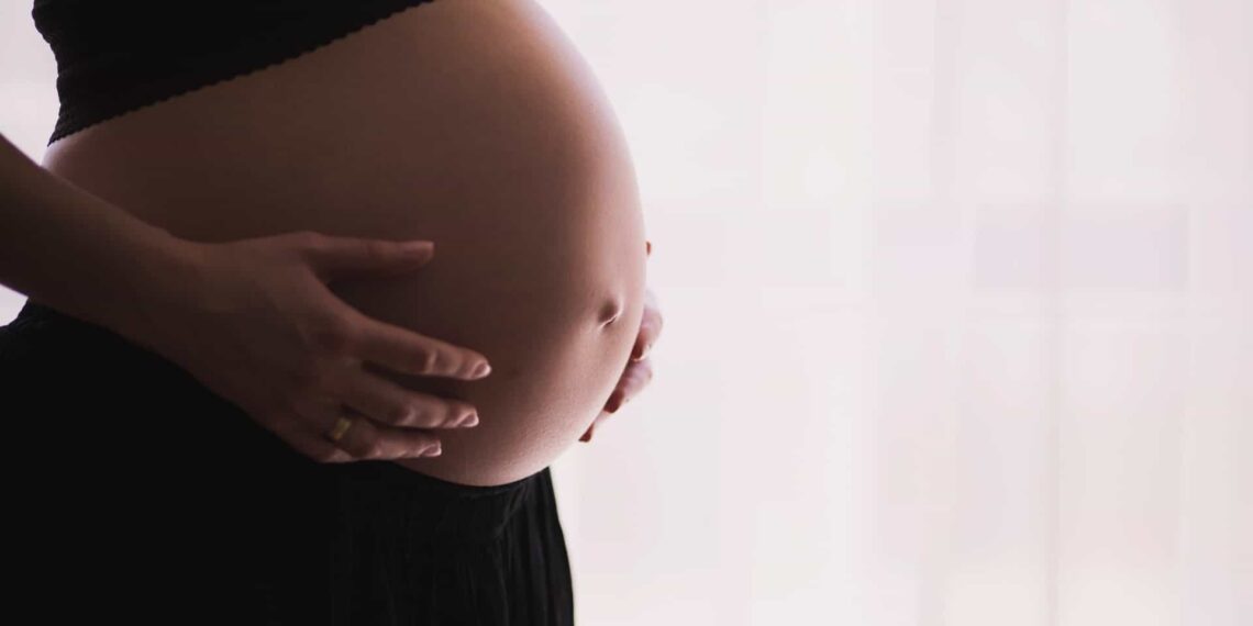 Salário maternidade dispara e aumenta 93% em 2026; veja novo valor
