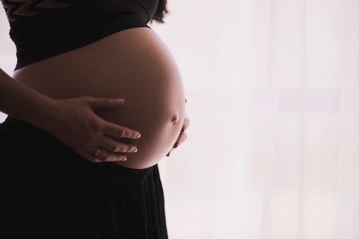 Salário maternidade dispara e aumenta 93% em 2026; veja novo valor