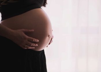 Salário maternidade dispara e aumenta 93% em 2026; veja novo valor