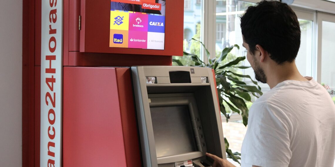 Caixa eletrônico "come" mais de R$ 5,59 dos brasileiros para saque em 2026