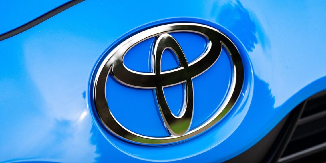 Logo da Toyota em um carro