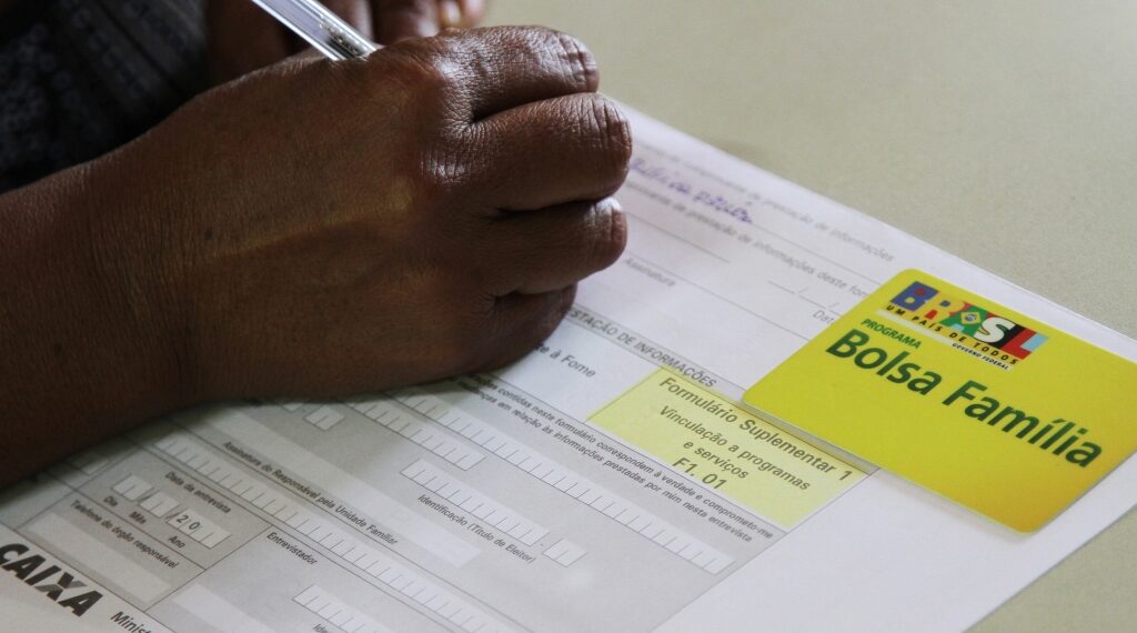 Bolsa Família convoca quase 320 mil pessoas para atualização obrigatória