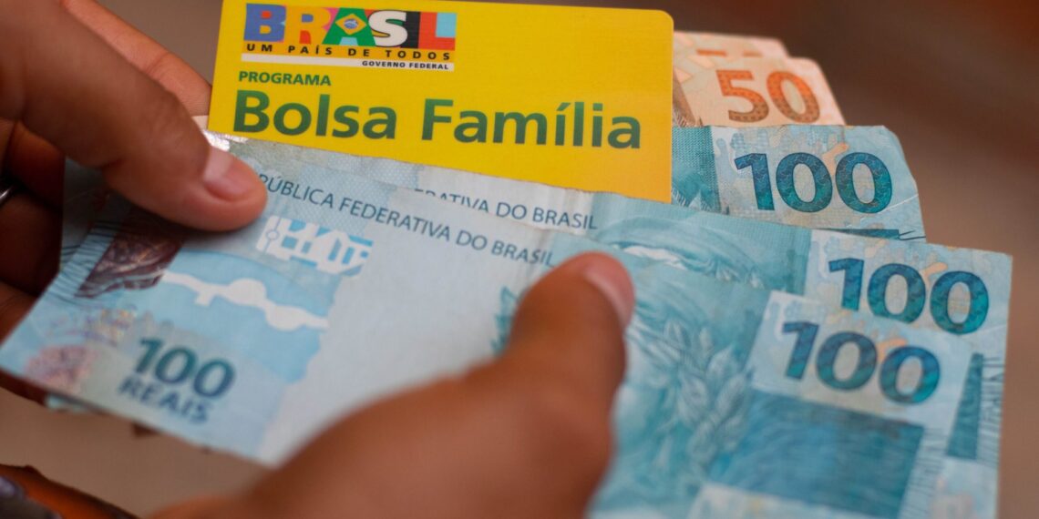 Governo amplia Bolsa Família com aumento de R$ 300; confira quem recebe
