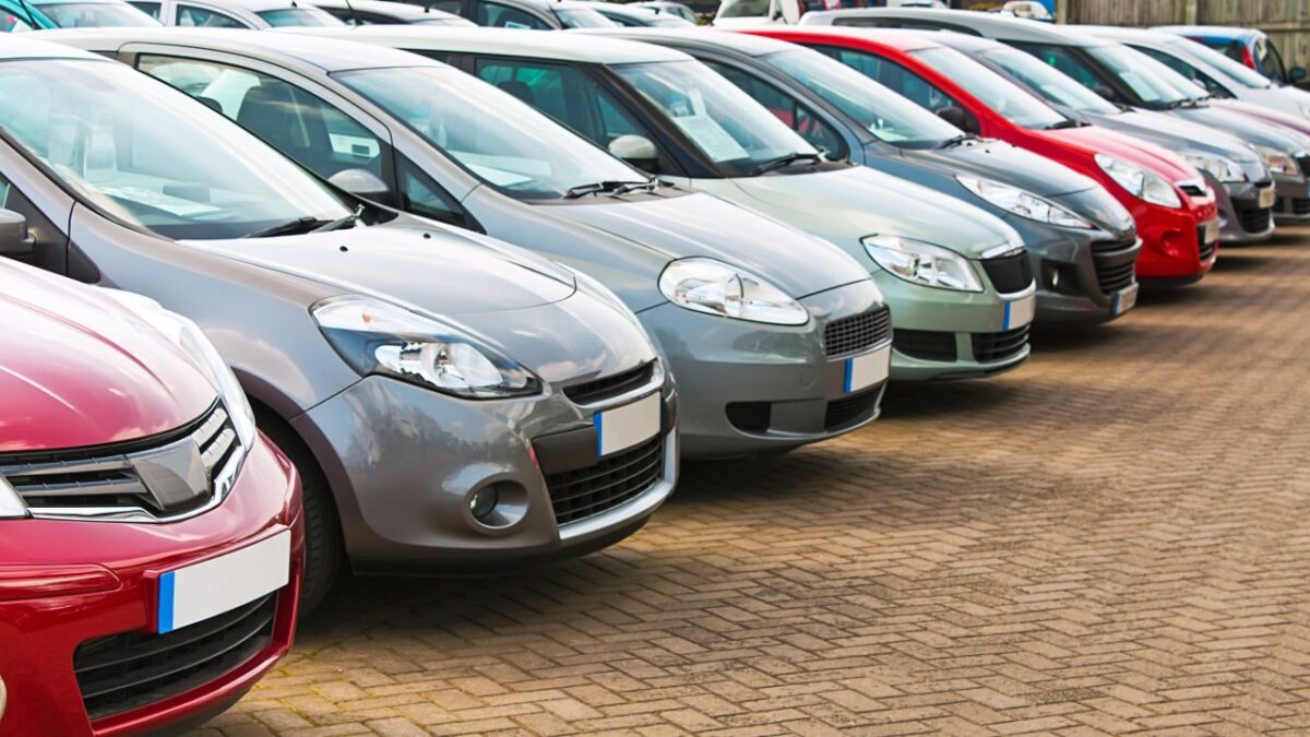 Carros usados desaceleram em abril, porém acumulam quase 7% de aumento no ano