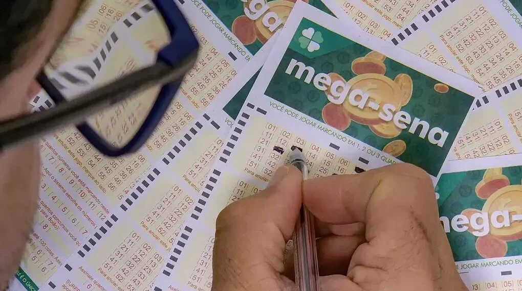 Mega-Sena de R$ 8 milhões: veja como garantir salário mensal de R$ 75 mil sem trabalhar