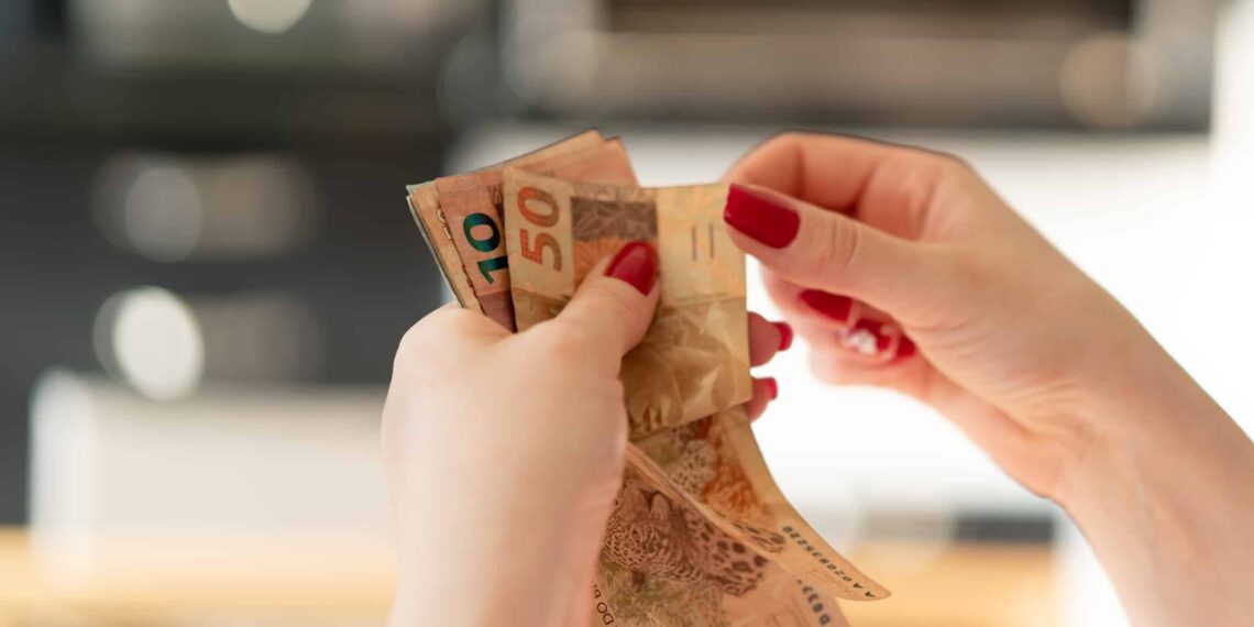Salário mínimo pode chegar a R$ 2.020; brasileiros comemoram novo valor