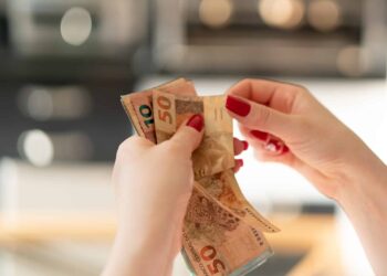 Salário mínimo pode chegar a R$ 2.020; brasileiros comemoram novo valor
