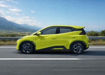BYD Dolphin mini amarelo na estrada