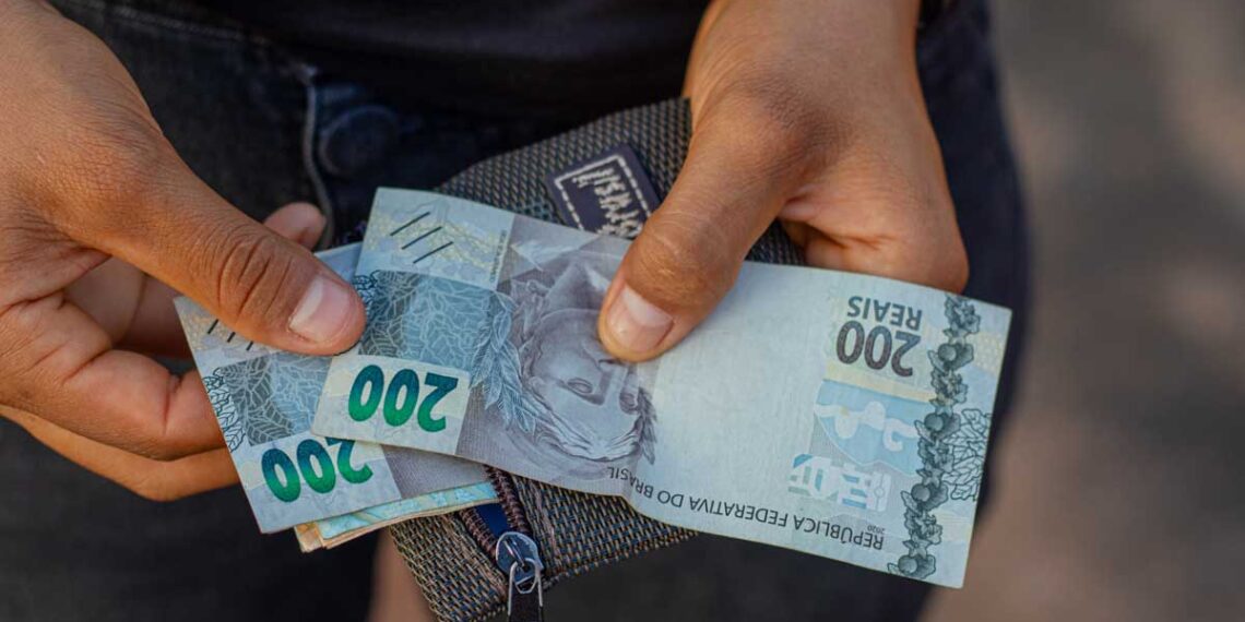 Brasileiras comemoram novo auxílio de R$ 500 confirmado em 2026