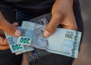 Brasileiras comemoram novo auxílio de R$ 500 confirmado em 2026