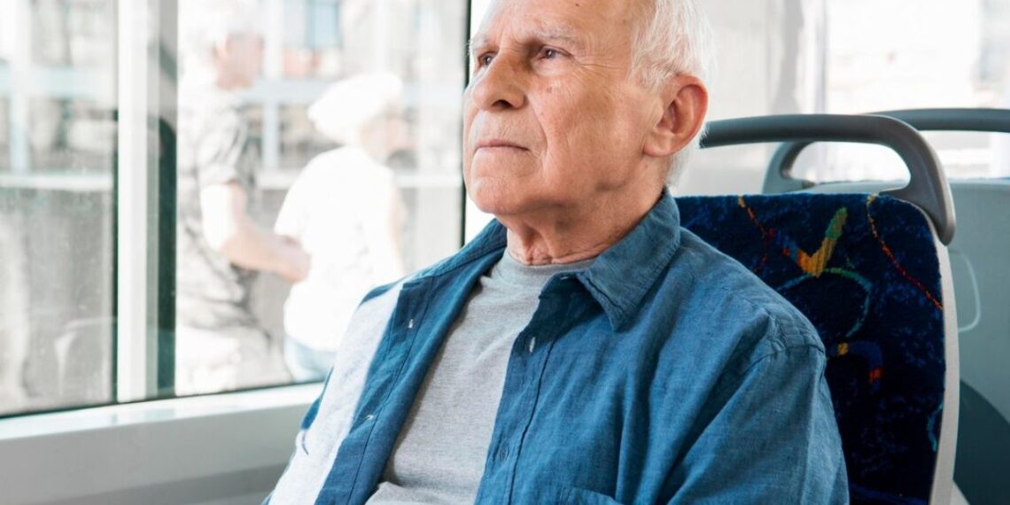 Um senhor esperando o primeiro lote do IR