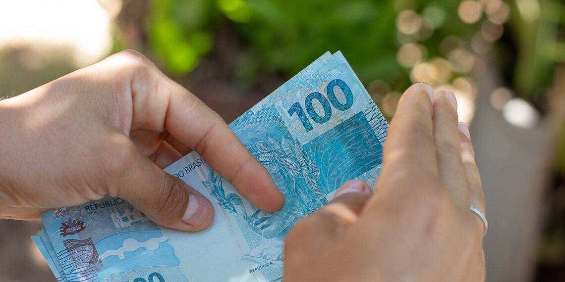 Confirmado! Aumento de 5,4% no salário mínimo e brasileiros comemoram
