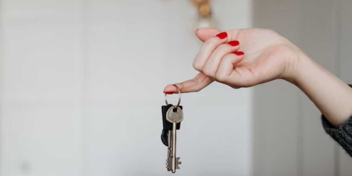 Chave do apartamento na mão antes do primeiro aluguel