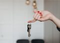 Chave do apartamento na mão antes do primeiro aluguel