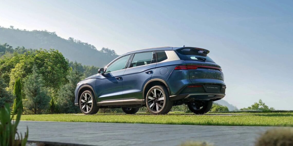 BYD Song estacionado em um jardim