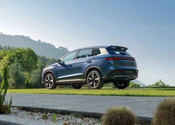 BYD Song estacionado em um jardim
